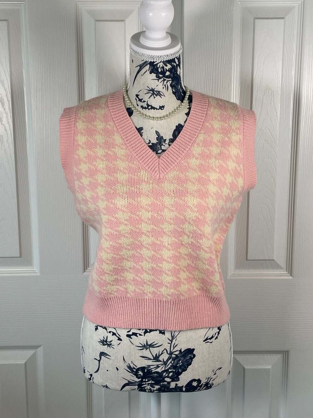 Cloud Ten Pink and Cream Houndstooth V-Neck Sweater Vest Size S